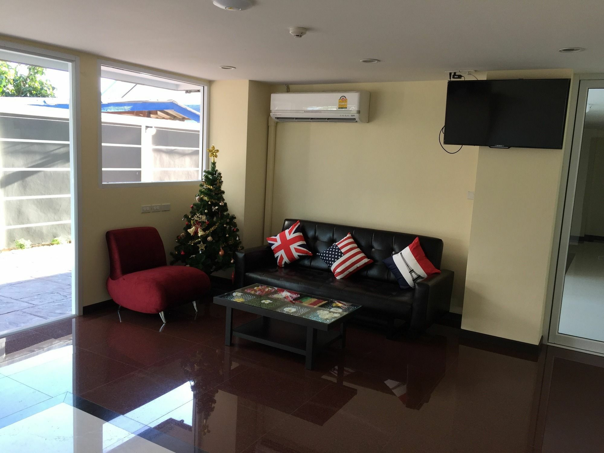 Modernbright Laemchabang Aparthotel Bang Lamung Buitenkant foto