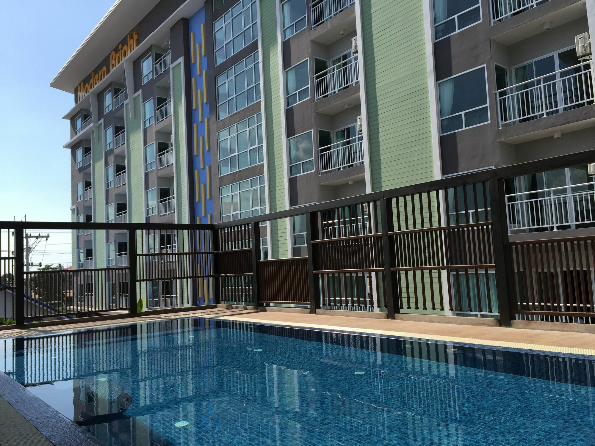 Modernbright Laemchabang Aparthotel Bang Lamung Buitenkant foto